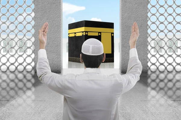 Visão Traseira Homem Muçulmano Asiático Orando Com Vista Kaaba Fundo — Fotografia de Stock