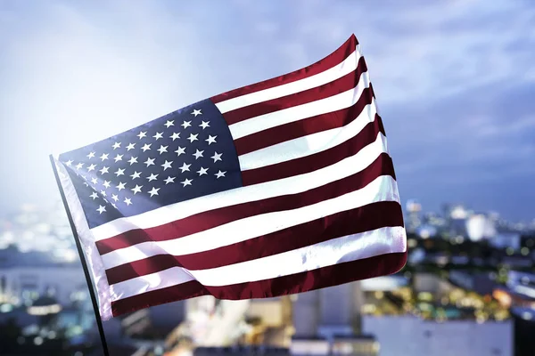空を背景にアメリカ国旗が宙を舞う 7月4日のコンセプト — ストック写真