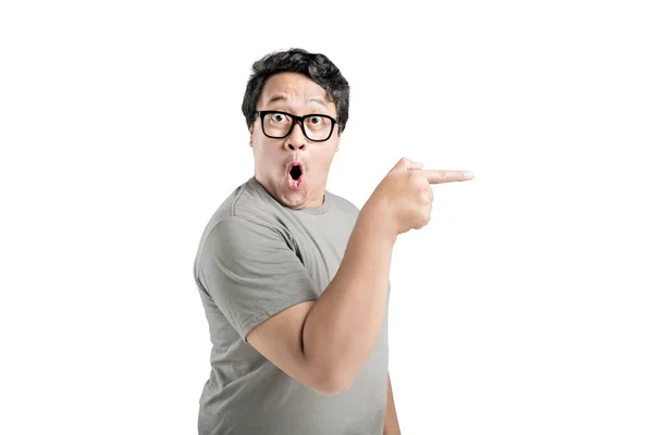 Aziatisch Man Bril Wijzend Iets Met Opgewonden Uitdrukking Geïsoleerd Witte — Stockfoto