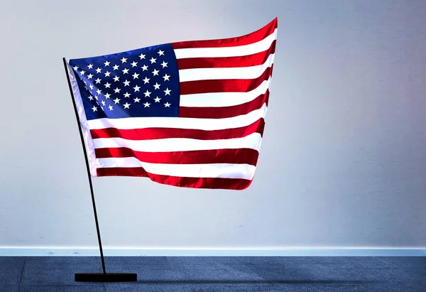 壁の背景にアメリカの国旗を振って 7月4日のコンセプト — ストック写真