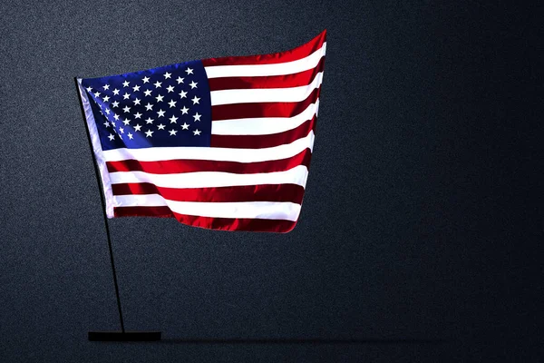 アメリカの国旗が黒い背景で手を振っている 7月4日のコンセプト — ストック写真
