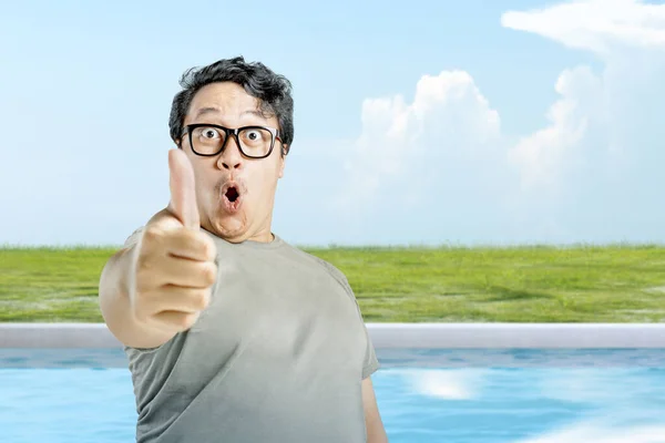 Ásia Homem Óculos Mostrando Polegar Até Com Animado Expressão Parque — Fotografia de Stock