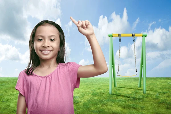 Asiatisk Lille Pige Løftede Hænder Med Swing Blå Himmel Baggrund - Stock-foto