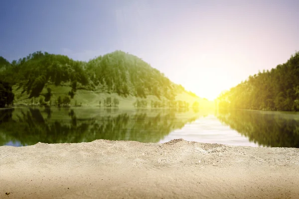 Tepe Arkaplanlı Güzel Göl Manzarası — Stok fotoğraf