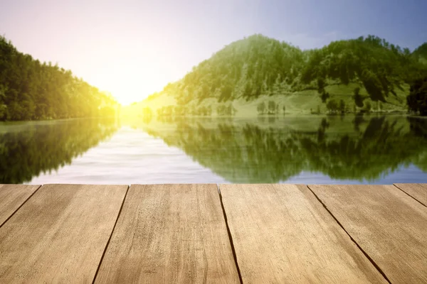 Dřevěná Terasa Výhledem Jezero Kopec Slunečním Světlem Pozadí — Stock fotografie