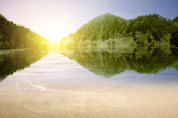 Tepe Arkaplanlı Güzel Göl Manzarası — Stok fotoğraf