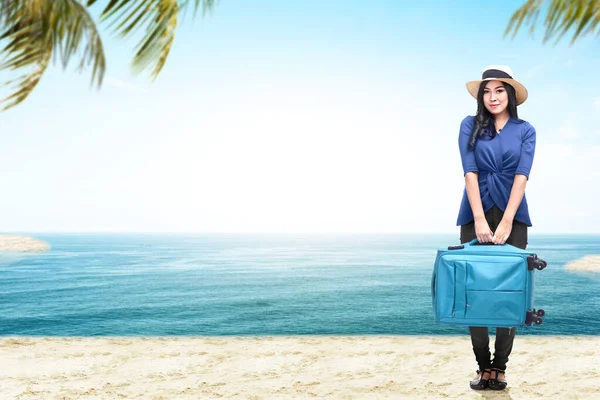 Ασιάτισσα Που Στέκεται Μια Βαλίτσα Στην Παραλία Φόντο Τον Γαλάζιο — Φωτογραφία Αρχείου