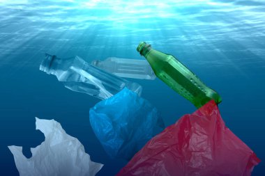 Okyanusta plastik bir şişe ve plastik poşetlerle su altı manzarası. Plastik kirliliği