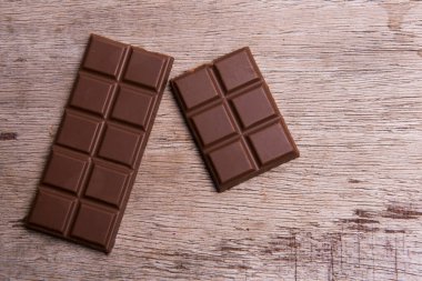 Masanın üzerinde çikolata var.