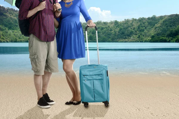 Couple Suitcase Traveling Lake Hill Blue Sky Background — Stock Photo, Image
