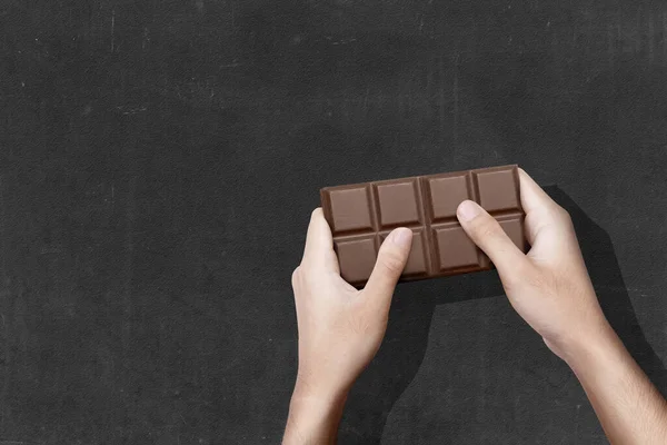 Mano Humana Sosteniendo Barra Chocolate Con Fondo Negro — Foto de Stock