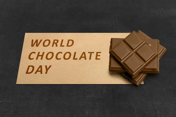 ブラックを背景に世界チョコレートデーテキストとチョコレートバー 世界チョコレートデー — ストック写真