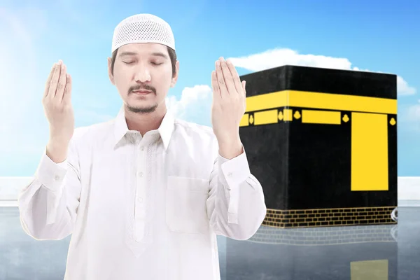 亚洲穆斯林男子站在那里 为Kaaba的观点和蓝天背景祈祷 — 图库照片