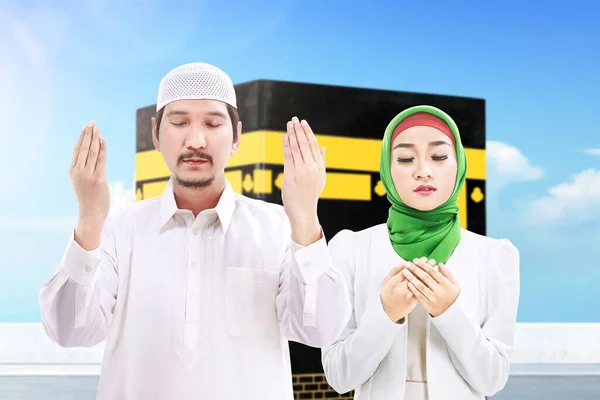 Asiático Casal Muçulmano Orando Junto Com Kaaba Vista Fundo Céu — Fotografia de Stock