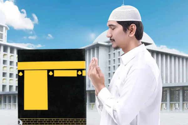 Asijské Muslim Muž Stojící Modlí Kaaba Pohled Modré Nebe Pozadí — Stock fotografie