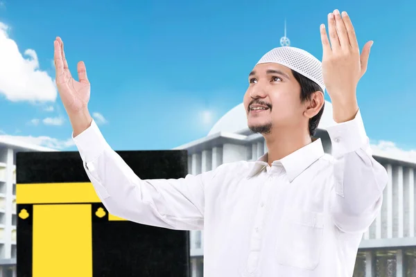 Asijské Muslim Muž Stojící Modlí Kaaba Pohled Modré Nebe Pozadí — Stock fotografie