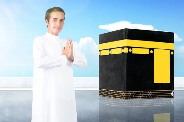 Asiatisk Muselman Stående Med Hälsningar Gest Med Kaaba Bakgrund — Stockfoto