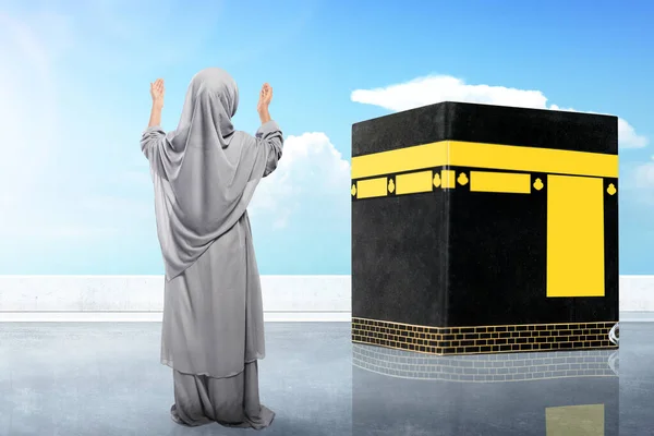 Вид Сзади Азиатскую Мусульманскую Девочку Вуали Стоящую Поднятую Руку Молящуюся — стоковое фото