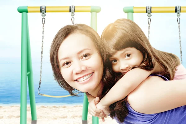 Asiatico Madre Portando Suo Bambina Suo Indietro Spiaggia Con Blu — Foto Stock