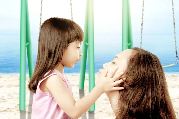 Азійська Мати Бавиться Своєю Маленькою Дівчинкою Пляжі Синім Небом — стокове фото
