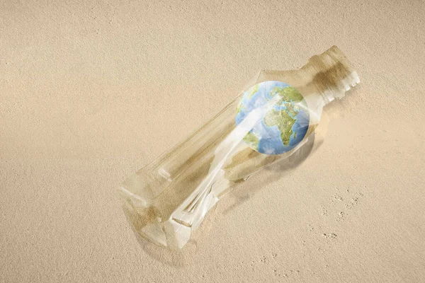 Ziemia Plastikowej Butelce Piaszczystej Plaży Zanieczyszczenie Tworzyw Sztucznych — Zdjęcie stockowe