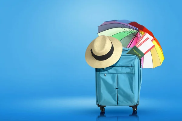 Μπλε Βαλίτσα Καπέλο Εισιτήριο Και Διαβατήριο Ομπρέλα Χρωματιστό Φόντο — Φωτογραφία Αρχείου
