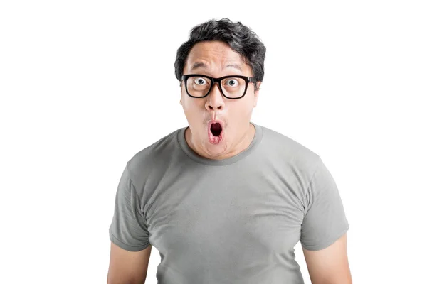 안경을 아시아 남자의 흥분된 표정은 바탕에 격리되어 — 스톡 사진
