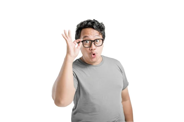Азиатский Мужчина Очках Возбужденным Выражением Лица Белом Фоне — стоковое фото