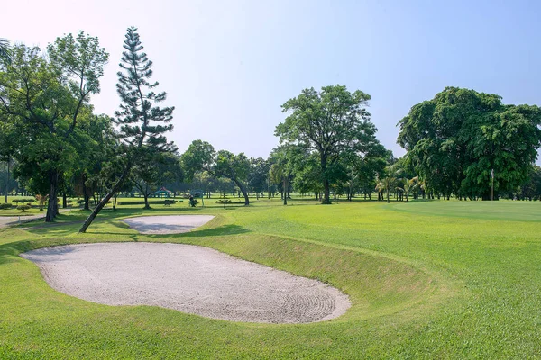 Golfplatz Mit Blauem Himmel Hintergrund — Stockfoto