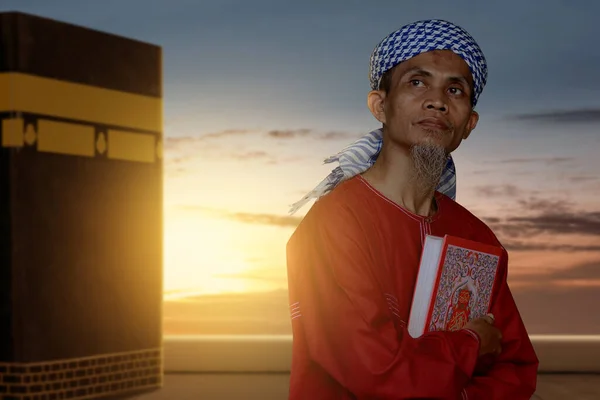Pria Muslim Asia Duduk Dan Memegang Quran Dengan Pemandangan Bah — Stok Foto
