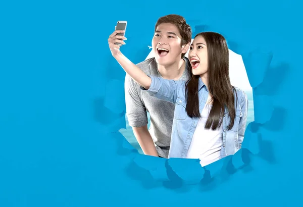 Casais Asiáticos Fazendo Uma Selfie Com Rosto Engraçado Com Papel — Fotografia de Stock
