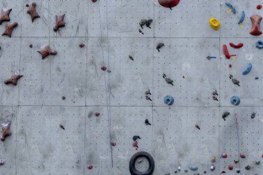 Mavi arkaplanı olan yapay bir duvara tırmanmak