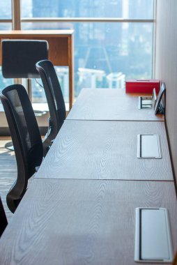 Pencere camlı masa ve sandalye ve modern şehir manzarası arka planı