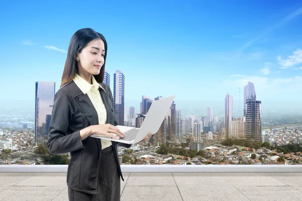 Aziatisch Zakenvrouw Staan Terwijl Met Behulp Van Een Laptop Met — Stockfoto