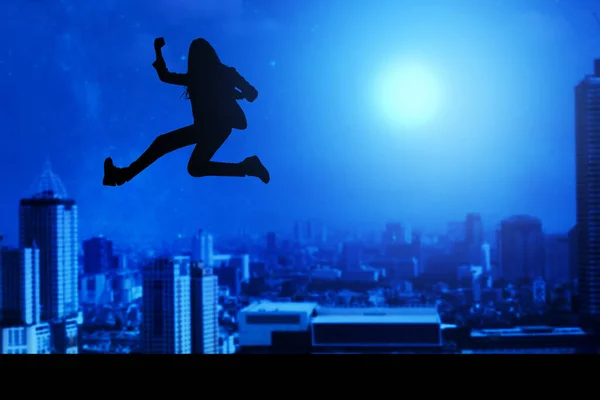Silueta Una Mujer Negocios Saltando Con Fondo Paisajes Urbanos — Foto de Stock