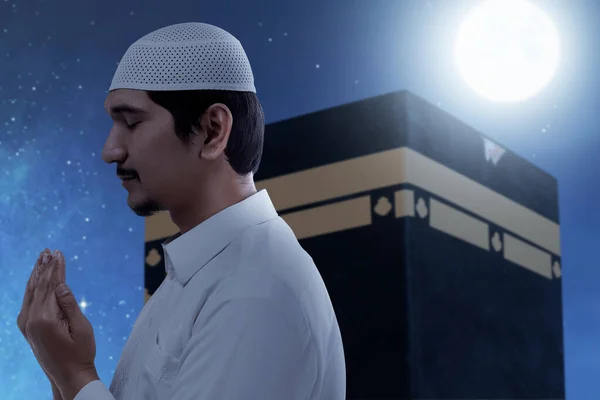 Asiático Muçulmano Homem Orando Com Kaaba Vista Cena Noturna Fundo — Fotografia de Stock