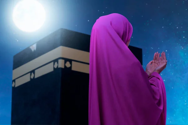 ベール立ってカアバビューと夜のシーンの背景で祈るアジアのイスラム教徒の女性の背面ビュー — ストック写真