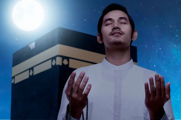 Asian Muslim Man Standing Praying Prayer Beads Kaaba View Night — Stock Photo, Image