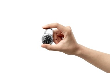 Beyaz arkaplan üzerinde izole edilmiş asma kilit tutan insan eli