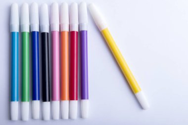 Beyaz arkaplanda renkli işaretler