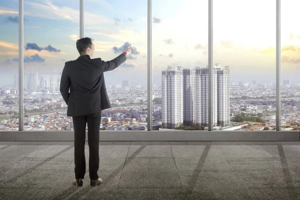 Vista Trasera Del Hombre Negocios Asiático Señalando Través Ventana Sala — Foto de Stock