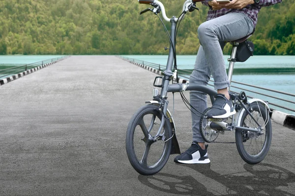 Mann Mit Handy Auf Dem Fahrrad Auf Der Straße — Stockfoto