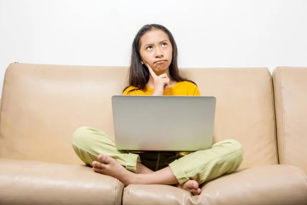 Ragazzina Asiatica Con Laptop Che Frequenta Classe Scolastica Online Casa — Foto Stock