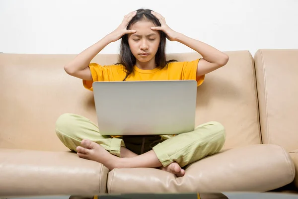 Asiatisk Liten Flicka Med Laptop Känsla Stress För Online Skolklass — Stockfoto