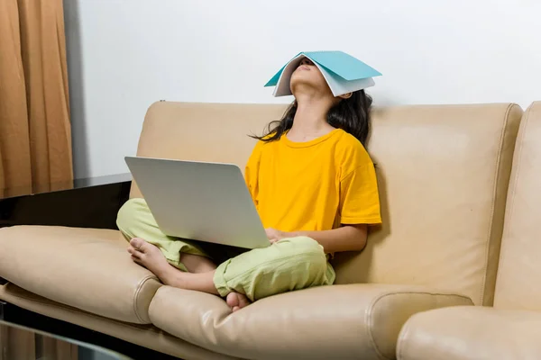 Menina Asiática Com Laptop Adormece Aula Escola Line Casa Educação — Fotografia de Stock