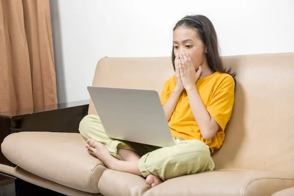 Aziatisch Klein Meisje Met Een Laptop Geschokt Online Schoolklas Thuis — Stockfoto