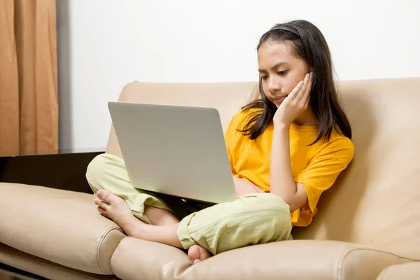 Menina Asiática Com Laptop Sente Cansado Aula Escola Line Casa — Fotografia de Stock