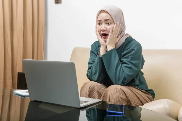 Asiatische Muslimische Geschäftsfrau Mit Einem Laptop Der Von Hause Aus — Stockfoto