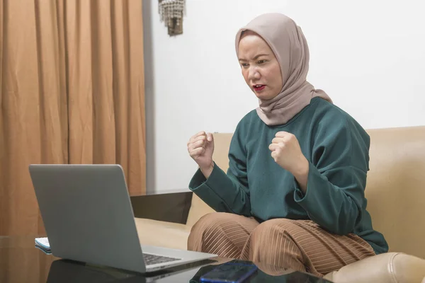 Asiatische Muslimische Geschäftsfrau Mit Einem Laptop Der Von Hause Aus — Stockfoto