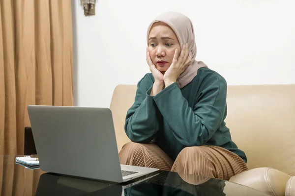 家庭で働くラップトップを使っているアジア系ムスリムのビジネスウーマン インフルエンザの予防 コロナウイルス — ストック写真